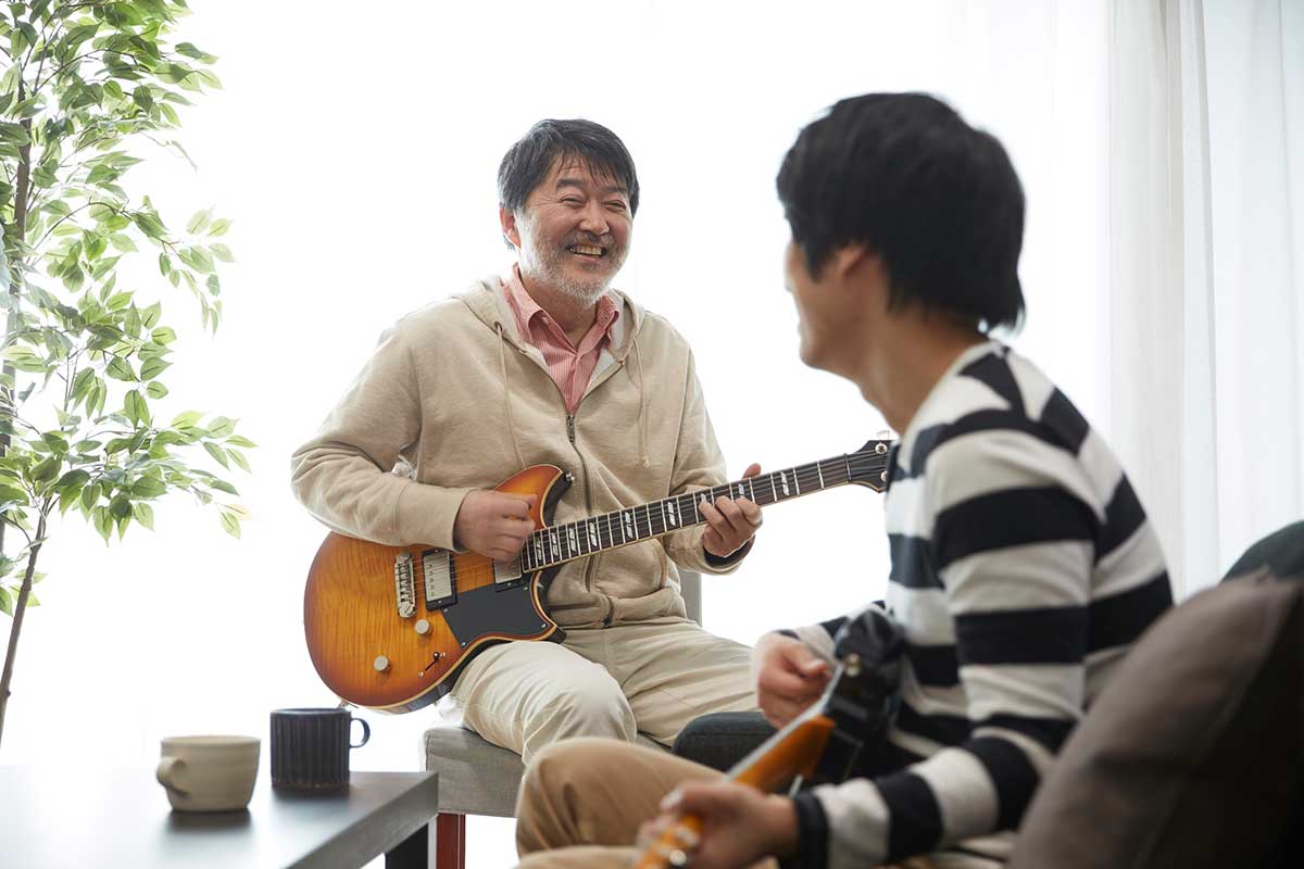 60歳以上入会無料！ギター演奏イメージ